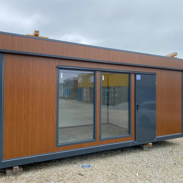 BUNGALOW AVEC SANITAIRES COMMERCIAUX, IMMEUBLE DE BUREAUX ET D'HABITATION 3×7